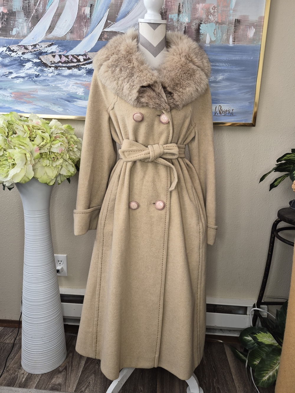 Vintage Classic Women's Tan Wool Coat with Fur Collar